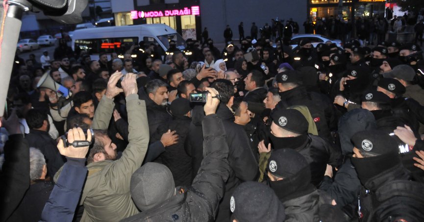 Bayrağa saldırıyı kınıyoruz.  Hissettiğinizi hissediyoruz 