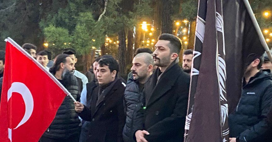 Türk Milliyetçileri sokakta. Dimdik karşılarında