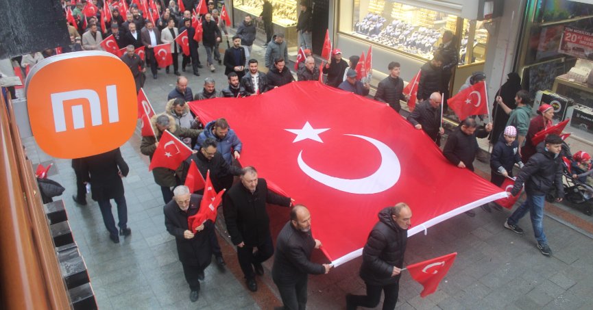 Bu bayrak inmeyecek Millet diz çökmeyecek
