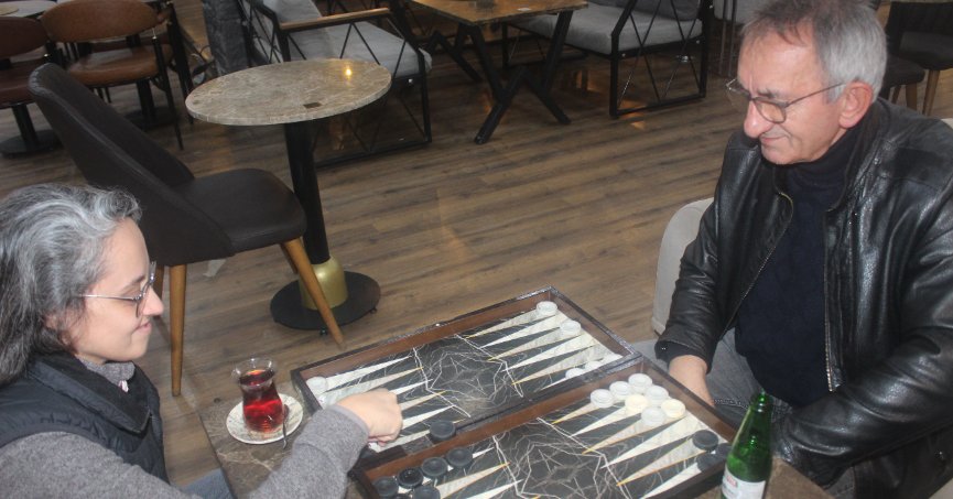 Tavla bahane. Şampiyon: Pardon yani Adnan abi 