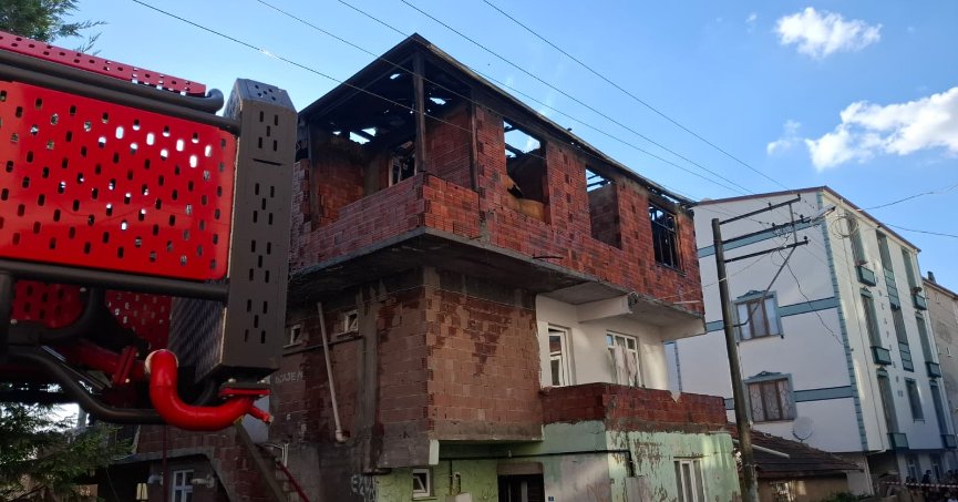  İtfaiyenin karşısındaki çatı  yangınında ev küle döndü