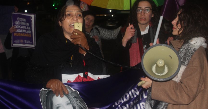 Neden sorgulamıyoruz, neden susuyoruz