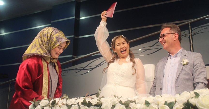 “Evlenelim l…n biz!”