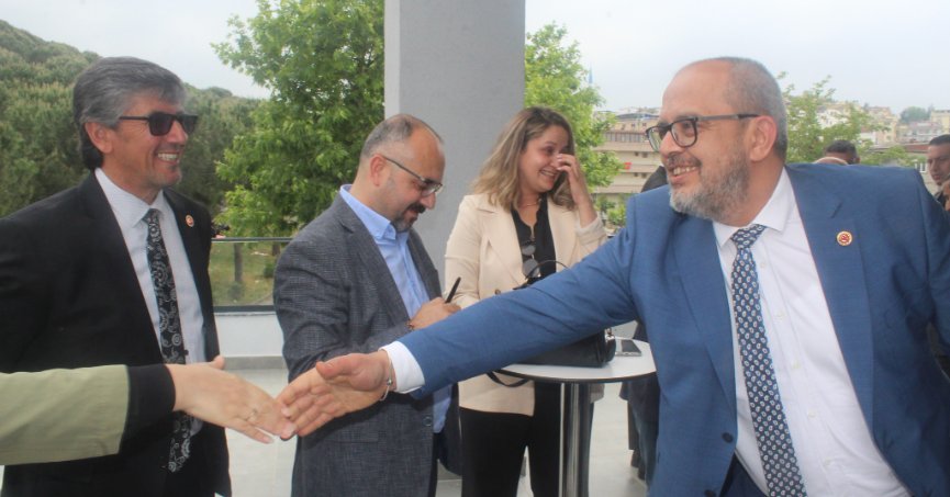 Meclis önü: Saygılar bizden  Mecliste: Saygı duyamıyorum