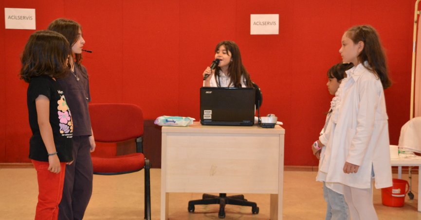 Hayatın çirkinliklerine tiyatrodan direndiler