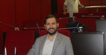 Ağaçlar yol ortasına.  Yağmur suyu depolara 