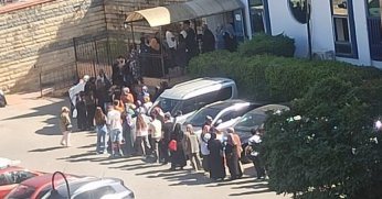 Kırtasiye kuyruğu burada. Çikolata timin nerede?