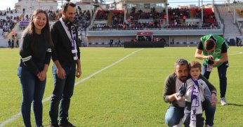 Yaprak döker bir yanımız. Bir yanımız Uras Ege…