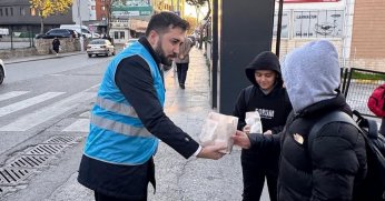 AKP’nin okul önü gıda dağıtımına tepki