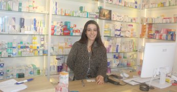 Doktorsuz mahallede ilk eczaneyi açtı 