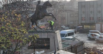 Anıt meydanın ruhudur. Kaldırılamaz