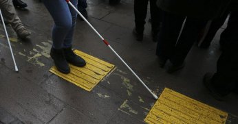İstanbul'da sarı tırtıklı yollar, ağaca toslar