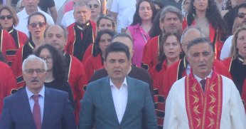İnsan olan insan gelsin beriye.  Kimi kara çalar kimi sarıya