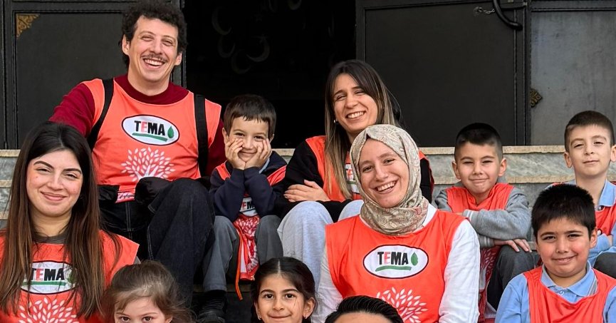 TEMA bu sefer Atatürk İlkokulunu ağaçlandırdı