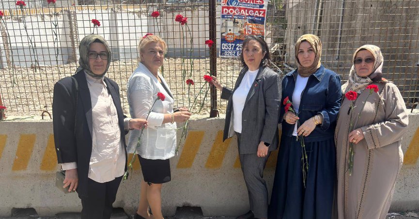Ravive’de anneler ve  kızları karanfillerle anıldı