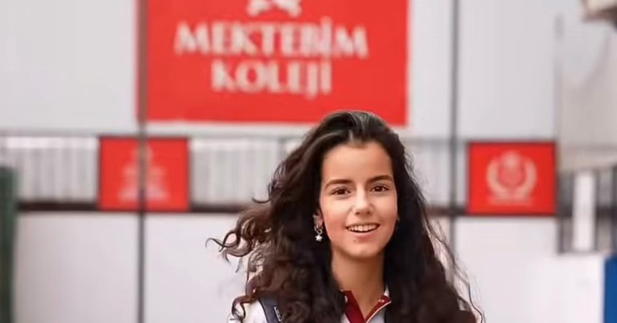 Mina Akdin lisede ilk günün filmini çekti 
